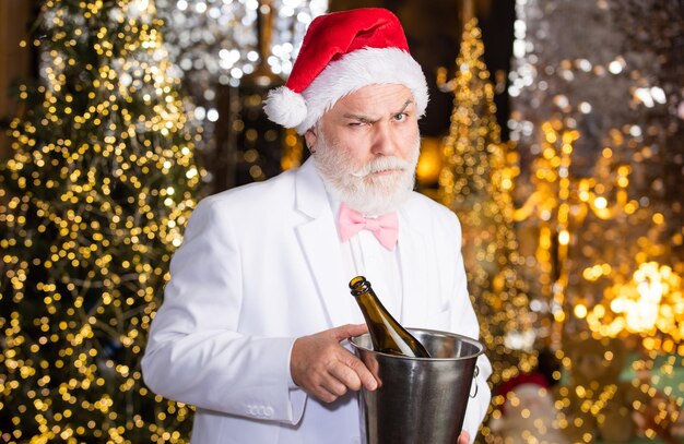 Vrolijke bebaarde man man kerstmuts drink mousserende wijn wintervakantie santa drink champagne winterviering nieuwjaarsgeschenken wintertraditie volwassen feestconcept alcohol vrolijk kerstfeest