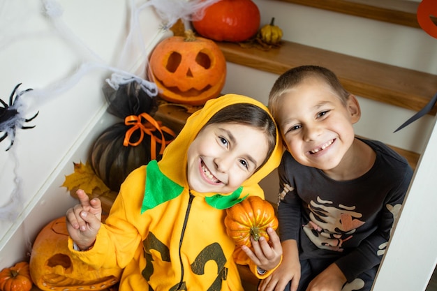 Vrolijke broers en zussen klaar voor halloween trick or treat