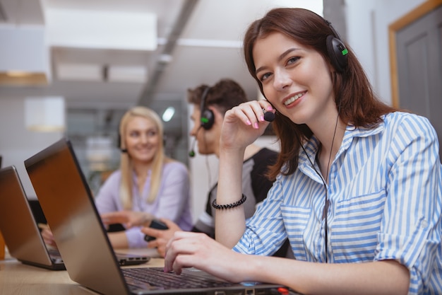 Vrolijke call centreexploitant op het werk