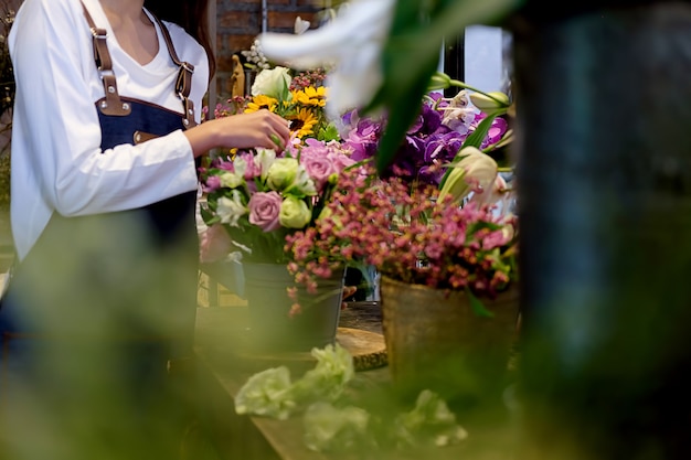 Vrolijke charmante bedrijfseigenaar bloem winkel winkel bloemist permanent