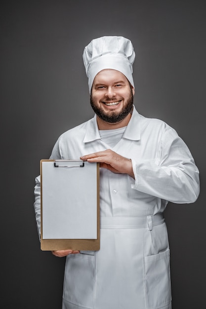 Vrolijke chef-kok met leeg klembord