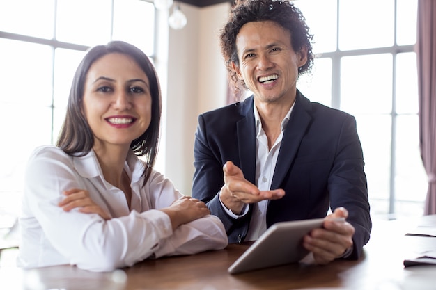 Vrolijke collega's die tijdens bespreking lachen