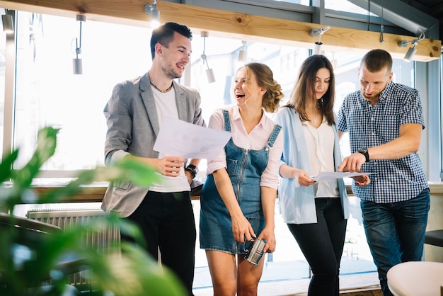 Vrolijke collega's die werkplannen bespreken tijdens onderbreking