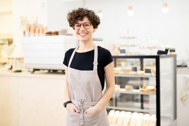 Vrolijke dame barista