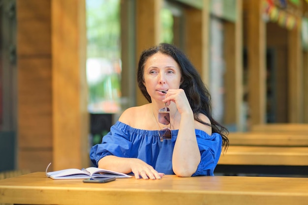 Vrolijke elegante oudere vrouw die lacht Hoofd geschoten close-up portret gelukkig gezonde vrouw van middelbare leeftijd zitten in een café en wacht op een vriend