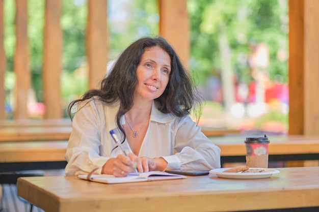 Vrolijke elegante oudere vrouw die lacht