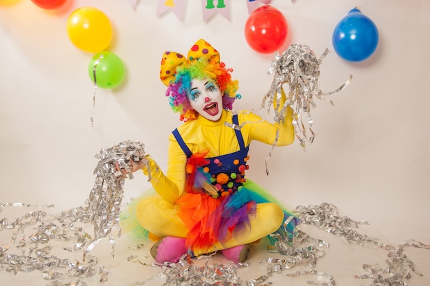 Vrolijke emotionele clowns op het feest met papieren disco