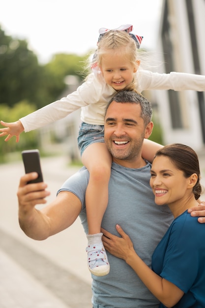 Vrolijke familie glimlachen. vrolijke familie die lacht terwijl ze allemaal samen buiten staan