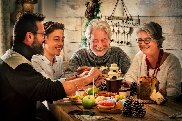 Vrolijke familie heeft kerstvakantie diner thuis