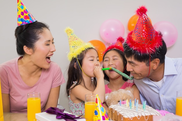 Vrolijke familie met cake en geschenken op een verjaardagsfeestje