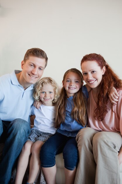 Vrolijke familie op de bank