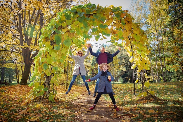 Vrolijke familie wandelingen in het herfstpark