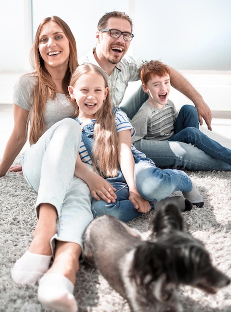 Vrolijke familie zittend op de vloer in de woonkamer