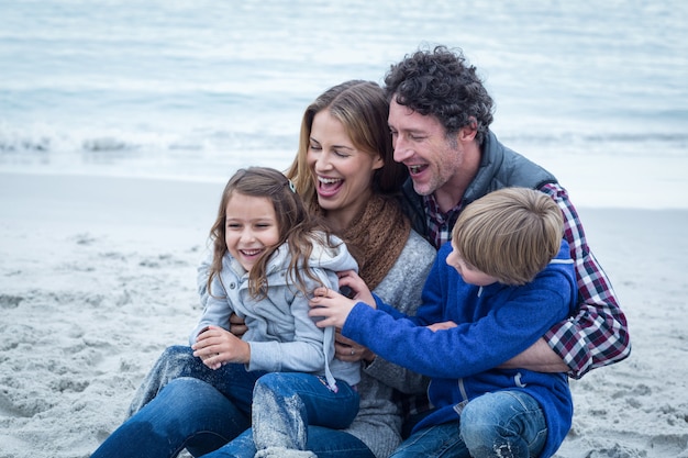 Vrolijke familiezitting op zee kust