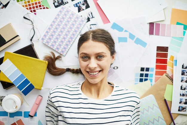 Foto vrolijke freelancer vrouw