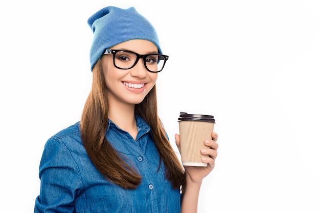 Vrolijke gelukkige vrouw in GLB en glazen die kop van koffie houden
