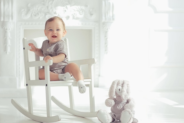 vrolijke gezonde baby lacht / portret van een klein kind, jongen zoontje vrolijke gezondheid