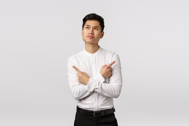 Vrolijke glimlachende Aziatische jonge ondernemer met wit overhemd
