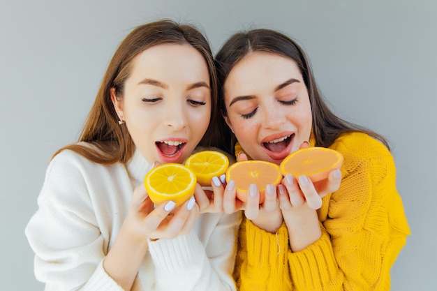 vrolijke grappige komische positieve naakt natuurlijke pure meisjes met twee stukjes sinaasappel