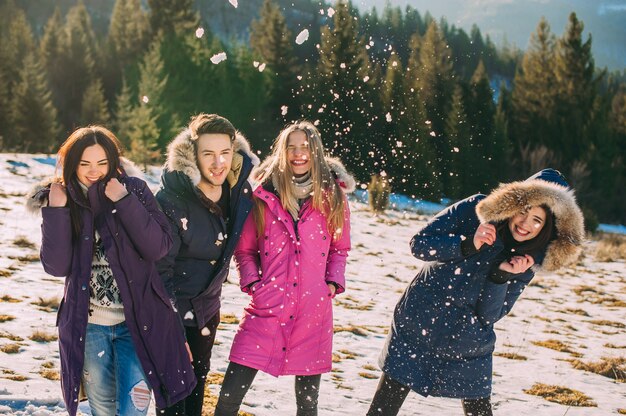 vrolijke groep jonge mensen in de bergen