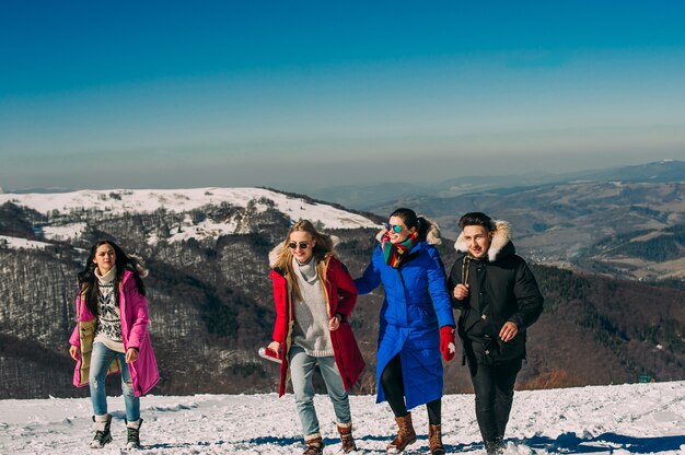 vrolijke groep jongeren in de bergen