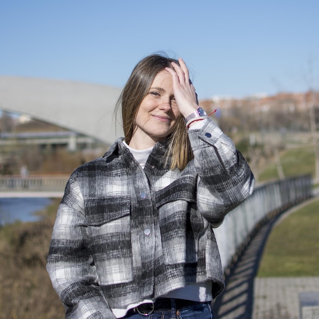 Vrolijke jonge blonde vrouw die lacht