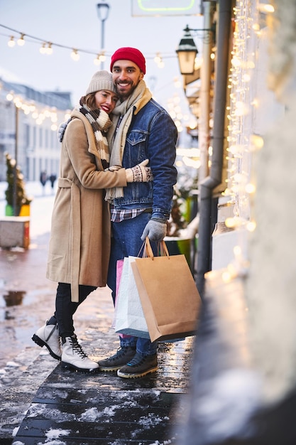 Vrolijke jonge man dating met vriendin in winter city
