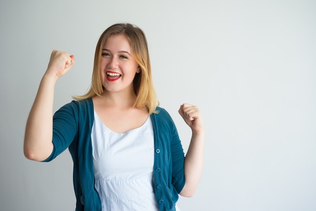 Vrolijke jonge mooie vrouw vieren van succes