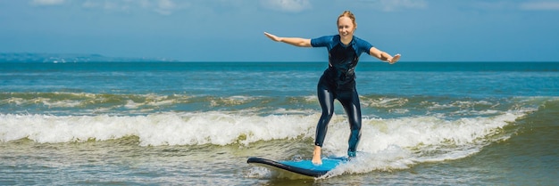 Vrolijke jonge vrouw beginner surfer met blauwe branding heeft plezier op kleine zee golven actieve gezinslevensstijl