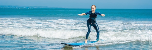 Vrolijke jonge vrouw beginner surfer met blauwe branding heeft plezier op kleine zee golven actieve gezinslevensstijl