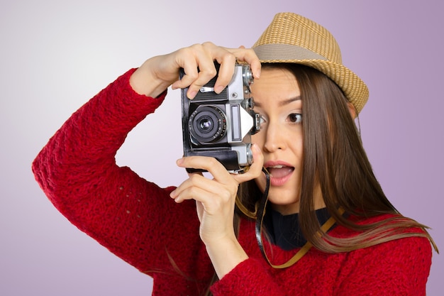 Vrolijke jonge vrouw met camera