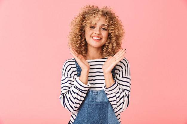 Vrolijke jonge vrouw met krullend haar, het dragen van vrijetijdskleding, op zoek