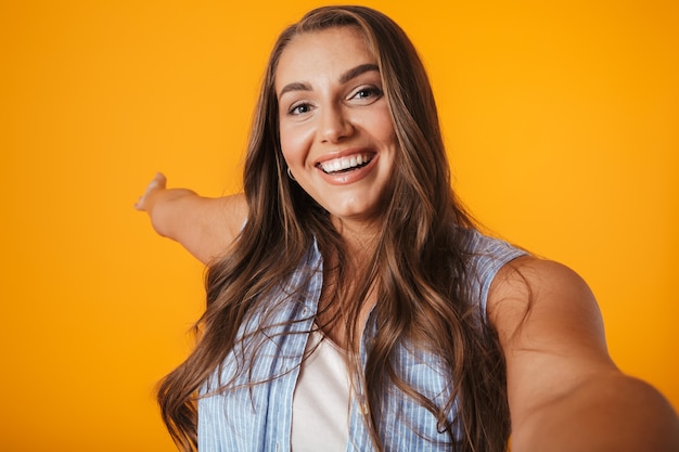 Vrolijke jonge vrouw met overgewicht, een selfie te nemen