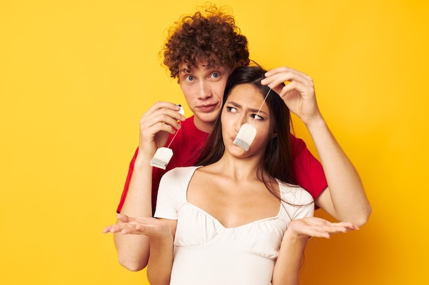 Vrolijke jongen en meisje knuffelen vriendschap theezakjes