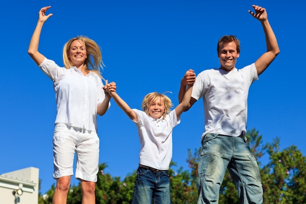 Vrolijke kaukasische familie spelen in de tuin