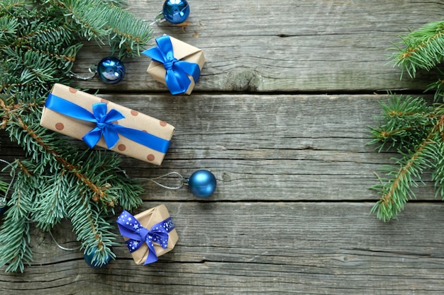 Vrolijke kerstcadeaus op hout