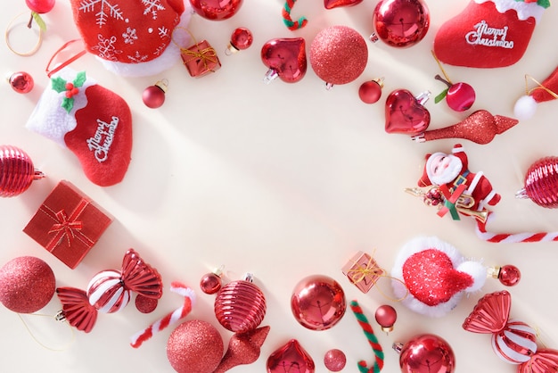 Vrolijke Kerstmis en gelukkig nieuw jaarconcept met de rode kleur van Vieringballen