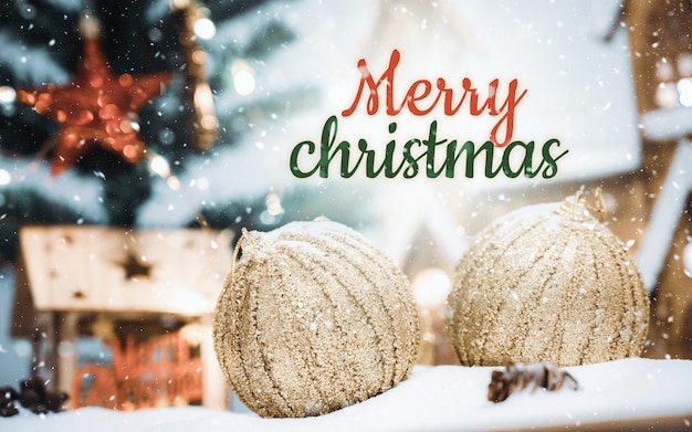 Vrolijke Kerstmis en gelukkig nieuw jaarconcept, sluiten omhoog Kerstmisbal met bokeh, de achtergrond van de Kerstmisvakantie.