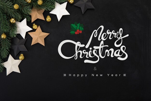 Vrolijke Kerstmis en gelukkig Nieuwjaar tekst met versieringen op blackboard