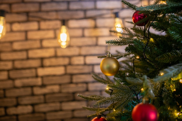 Vrolijke Kerstmis en Nieuwjaar vakantieachtergrond. Mooi versierde kerstboom.