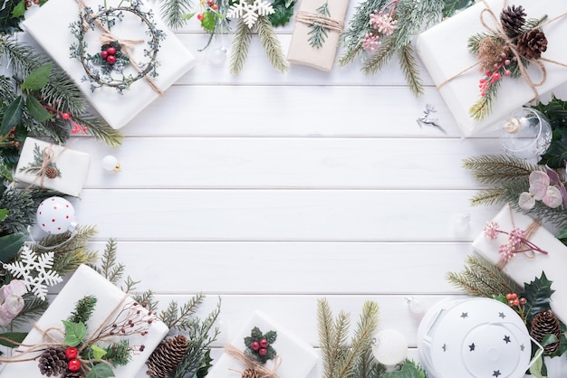 Vrolijke Kerstmisdecoratie voor viering op witte houten achtergrond