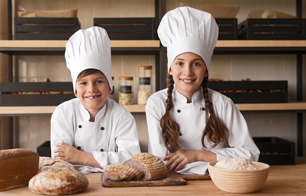 Vrolijke kinderen aan het werk in gezellige bakkerij