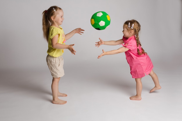 Vrolijke kinderen gooien en vangen van de bal. concept van geluk en spel.