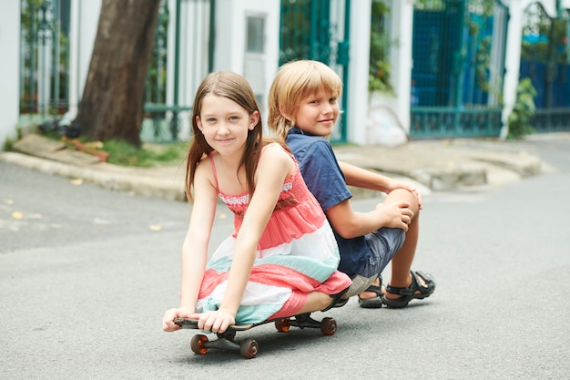 Vrolijke kinderen op skateboard