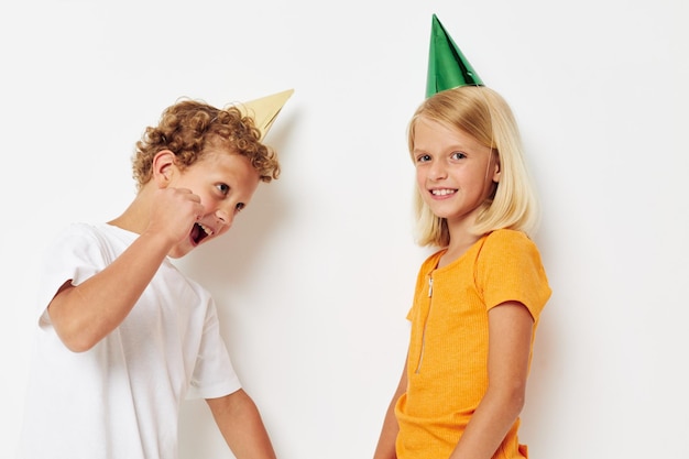 Vrolijke kinderen poseren emoties vakantie kleurrijke caps geïsoleerde achtergrond ongewijzigd