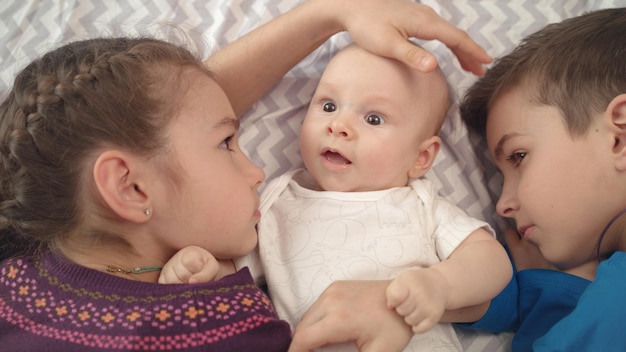 Vrolijke kinderen zorgen baby Aanbiddelijk kinderportret Mooi zuigelingsgezicht