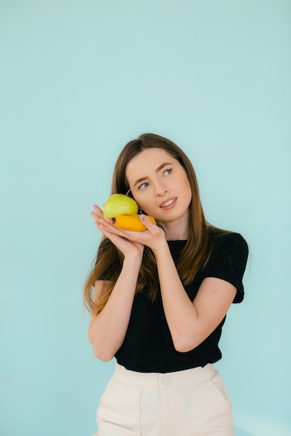 Vrolijke lachende vrouw met appel