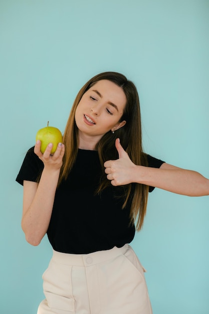 Vrolijke lachende vrouw met appel