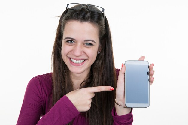 Foto vrolijke leuke vrouw die vinger op het geïsoleerde smartphonescherm richt