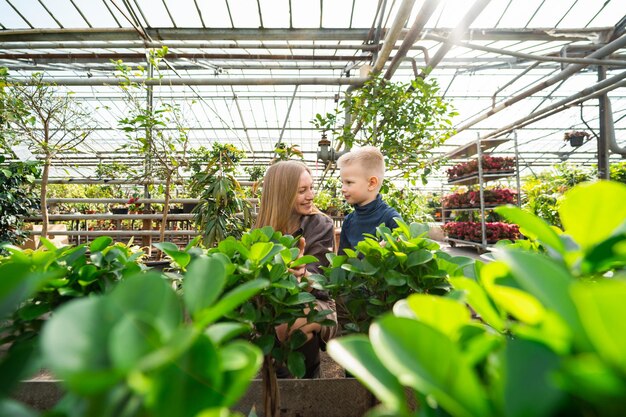 Foto vrolijke mama en zoon in kas